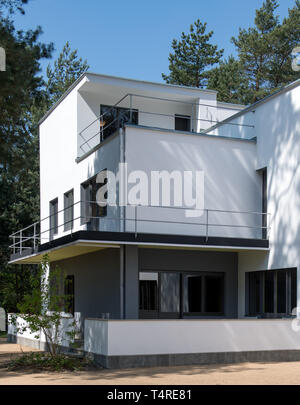 18 April 2019, Saxony-Anhalt, Dessau-Roßlau: View of the master house of Wassily Kandinsky and Paul Klee in Dessau-Roßlau. After extensive renovation work, the original Bauhaus buildings open before Easter. For the anniversary year 2019 they will receive a new coherent curatorial narrative. The buildings themselves become exhibition objects. Photo: Hendrik Schmidt/dpa-Zentralbild/dpa Stock Photo