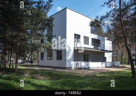 18 April 2019, Saxony-Anhalt, Dessau-Roßlau: View of the master house of Wassily Kandinsky and Paul Klee in Dessau-Roßlau. After extensive renovation work, the original Bauhaus buildings open before Easter. For the anniversary year 2019 they will receive a new coherent curatorial narrative. The buildings themselves become exhibition objects. Photo: Hendrik Schmidt/dpa-Zentralbild/ZB Stock Photo