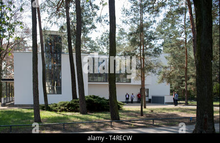 18 April 2019, Saxony-Anhalt, Dessau-Roßlau: View of the master house of Wassily Kandinsky and Paul Klee in Dessau-Roßlau. After extensive renovation work, the original Bauhaus buildings open before Easter. For the anniversary year 2019 they will receive a new coherent curatorial narrative. The buildings themselves become exhibition objects. Photo: Hendrik Schmidt/dpa-Zentralbild/dpa Stock Photo