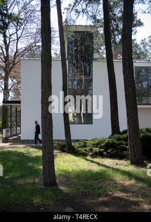 18 April 2019, Saxony-Anhalt, Dessau-Roßlau: View of the master house of Wassily Kandinsky and Paul Klee in Dessau-Roßlau. After extensive renovation work, the original Bauhaus buildings open before Easter. For the anniversary year 2019 they will receive a new coherent curatorial narrative. The buildings themselves become exhibition objects. Photo: Hendrik Schmidt/dpa-Zentralbild/ZB Stock Photo