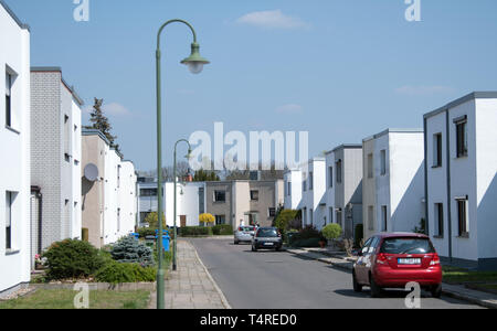 18 April 2019, Saxony-Anhalt, Dessau-Roßlau: View into the terraced house settlement Dessau-Törten designed by Walter Gropius. After extensive renovation work, the original Bauhaus buildings open before Easter. For the anniversary year 2019 they will receive a new coherent curatorial narrative. The buildings themselves become exhibition objects. Photo: Hendrik Schmidt/dpa-Zentralbild/dpa Stock Photo