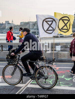 London, UK. 18th Apr 2019. Evening and the festival atmosphere returns - Day 4 - Protestors from Extinction Rebellion block several junctions in London as part of their ongoing protest to demand action by the UK Government on the 'climate chrisis'. The action is part of an international co-ordinated protest. Credit: Guy Bell/Alamy Live News Stock Photo