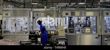 San Francisco, USA. 15th Apr, 2019. The new-generation recycling robot Daisy of Apple works in a workshop in Austin, Texas, the United States, April 15, 2019. Apple said Thursday that it will quadruple the number of outlets in the United States where customers can send their iPhone to be disassembled by its recycling robot, Daisy. Credit: Wu Xiaoling/Xinhua/Alamy Live News Stock Photo
