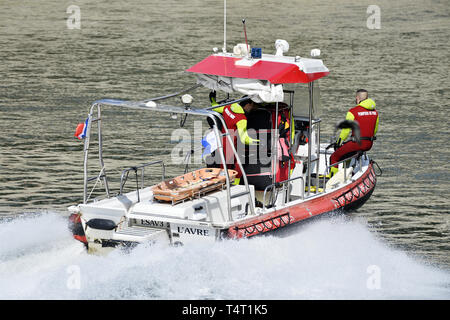 Firefighters patrologies on the Seine - Paris - France Stock Photo
