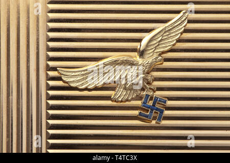 Hermann Göring (1893 - 1946) - a cigarette case presented to Ernst Udet Gold, the applied national eagle studded with blue sapphires. Fluted surface in French Art Déco style, the smooth inside of the lid engraved with presentation inscription 'Meinem Freund Erni mit besten Geburtstagswünschen - 26.IV.38 - Hermann Göring' (tr. 'For my friend Erni with best wishes for his birthday - 26 April 38 - Hermann Göring'). Hallmark '750', no manufacturer's mark, presumably from the workshop of the jeweller Karl Dluzewski in Berlin, dimensions 80 x 130 mm, weight 260 g. Enclosed are th, Editorial-Use-Only Stock Photo