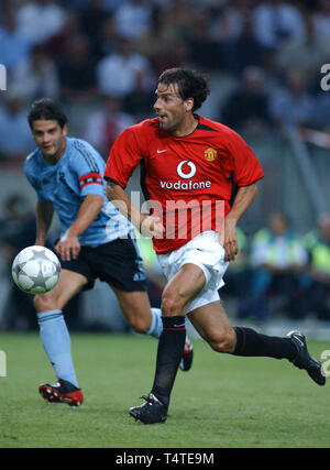 FOOTBALL - CHAMPIONS LEAGUE 2002/03 - 1ST ROUND - 020917 - AJAX AMSTERDAM v  OLYMPIQUE LYONNAIS - JOY ZLATAN IBRAHIMOVIC / CRISTIAN CHIVU (AJAX) - PHOTO  DANIEL BARDOU / FLASH PRESS Stock Photo - Alamy