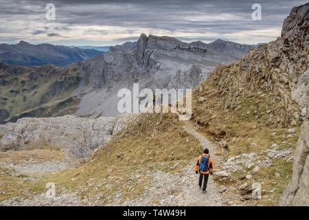 escursionistas descendiendo el pico Mesa de los Tres Reyes, Parque natural de los Valles Occidentales, Huesca, cordillera de los pirineos, Spain, Europe. Stock Photo