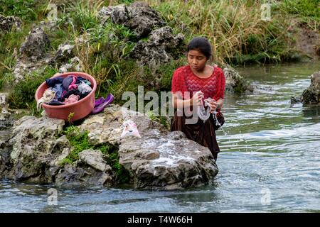 lavando ropa en el . Río Cuatro Chorros, Lancetillo - La Parroquia, Franja Transversal del Norte , departamento de Quiché, Guatemala. Stock Photo