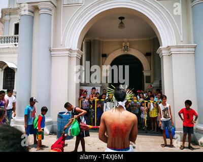 San Fernando, Philippines. 18th Apr, 2019. Hundreds of Catholic penitent performed the brutal ritual of self-flagellation on Maundy Thursday. Credit: Sherbien Dacalanio/Pacific Press/Alamy Live News Stock Photo