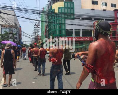 San Fernando, Philippines. 18th Apr, 2019. Hundreds of Catholic penitent performed the brutal ritual of self-flagellation on Maundy Thursday. Credit: Sherbien Dacalanio/Pacific Press/Alamy Live News Stock Photo