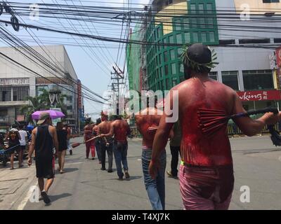 San Fernando, Philippines. 18th Apr, 2019. Hundreds of Catholic penitent performed the brutal ritual of self-flagellation on Maundy Thursday. Credit: Sherbien Dacalanio/Pacific Press/Alamy Live News Stock Photo