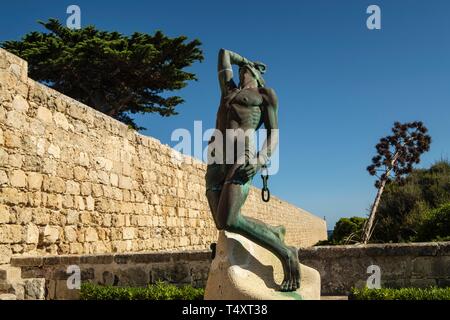 Fidelius, escultura en bronce dedicada a pasteur, Koch, Finlay y ferran, obra de Manuel Ramos González, isla del Lazareto, Illa del Llatzeret, interior del puerto de Mahón, Menorca, balearic islands, Spain. Stock Photo