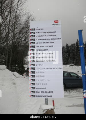 Wegweiser zur Zugspitz-Bahn in 19 Sprachen Stock Photo