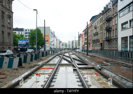 Strasbourg, moderne Straßenbahn, Bauarbeiten an der Linie C zum Bahnhof - Strasbourg, modern Tramway, Construction Works for Line C to the Train Stati Stock Photo