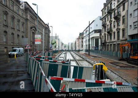 Strasbourg, moderne Straßenbahn, Bauarbeiten an der Linie C zum Bahnhof - Strasbourg, modern Tramway, Construction Works for Line C to the Train Stati Stock Photo