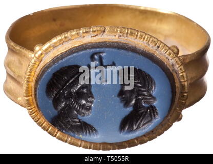 A late Roman wedding ring, 4th/5th century. Gold. Fluted shank, oval bezel with blue layer agate. On the plate one male and one female portrait head, between them Christ monogram. Weight 5.7 g. Provenance: German private collection, 1980s. historic, historical, Roman Empire, ancient world, ancient times, ancient world, Additional-Rights-Clearance-Info-Not-Available Stock Photo