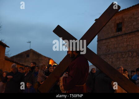 Almazan, Soria, Spain. 19th Apr 2019. A penitent from 'Vera Cruz' brotherhood is seen carrying the cross of Jesus Christ during the procession of 'Viernes Santo' (Good Friday) in Soria, north of Spain. Credit: John Milner/SOPA Images/ZUMA Wire/Alamy Live News Stock Photo