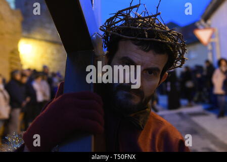 Almazan, Soria, Spain. 19th Apr 2019. A penitent from 'Vera Cruz' brotherhood is seen carrying the cross of Jesus Christ during the procession of 'Viernes Santo' (Good Friday) in Soria, north of Spain. Credit: John Milner/SOPA Images/ZUMA Wire/Alamy Live News Stock Photo