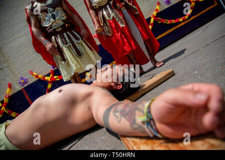 Mexiko Stadt, Mexico. 19th Apr, 2019. An inmate stages a representation of the Way of the Cross in the prison 'Reclusorio Norte' on Good Friday. Dozens of prisoners staged the suffering of Jesus for the depiction. Credit: Jair Cabrera Torres/dpa/Alamy Live News Stock Photo