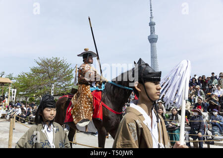 Tokyo, Japan. 20th Apr, 2019. Participants wearing traditional Japanese costume take part in a horseback archery ''Yabusame'' event at Sumida Park in Asakusa. The annual event is held in Sumida park by horseback archers aiming arrows at a target from a galloping horse. Credit: Rodrigo Reyes Marin/ZUMA Wire/Alamy Live News Stock Photo