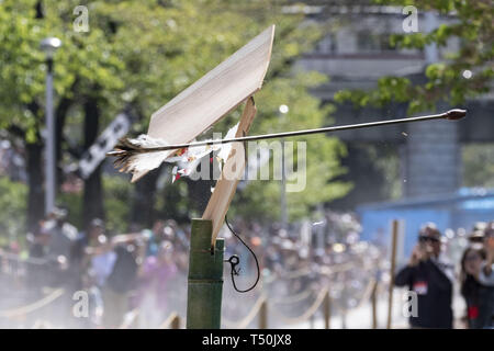 Tokyo, Japan. 20th Apr, 2019. An arrow flying hits an archery target during a horseback archery ''Yabusame'' event at Sumida Park in Asakusa. The annual event is held in Sumida park by horseback archers aiming arrows at a target from a galloping horse. Credit: Rodrigo Reyes Marin/ZUMA Wire/Alamy Live News Stock Photo