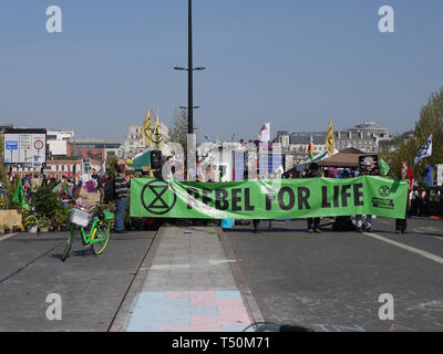London, UK. 20th Apr, 2019. Extinction Rebellion protesters still camped on Waterloo Bridge as police look on Credit: WFPA/Alamy Live News