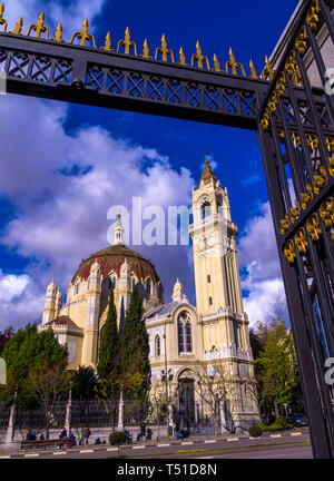Iglesia de San Manuel y San Benito vista desde el Parque de El Retiro. Madrid. España Stock Photo