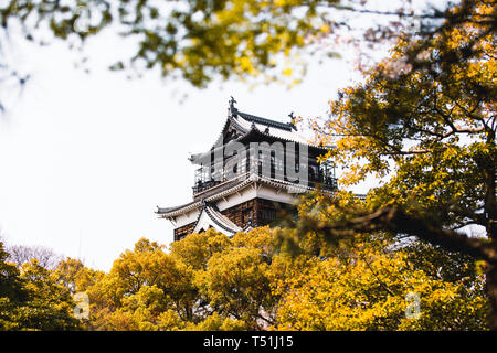 Hiroshima Castle covered in cherry blossoms and flowers Stock Photo