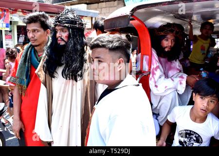 Philippines. 19th Apr, 2019. Devotees portraying Jesus Christ taking a break under the extreme heat during the live Via Crucis (Stations of the Cross) on Good Friday at the street of Cainta province of Rizal on April 19, 2019. Via Crucis (Stations of the Cross) is annual big event every holy week in the town of Cainta, Rizal. Credit: Gregorio B. Dantes Jr./Pacific Press/Alamy Live News Stock Photo