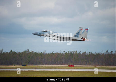 An F-15 Eagle from the Portland Air National Guard’s 142nd Fighter Wing flies over Tyndall Air Force Base, Fla., April 9, 2019. Operations specialists, aircraft maintainers, weapons loaders, and pilots from the 142nd Fighter Wing participated in a two-week long Weapons System Evaluation Program (WSEP) purposed to assess pilots and equipment in air-to-air combat scenarios. (U.S. Air National Guard photo by Tech. Sgt. Steph Sawyer, 142nd Fighter Wing Public Affairs) Stock Photo