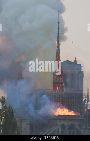 *** FRANCE OUT / STRICTLY NO SALES TO FRENCH MEDIA *** April 15, 2019 - Paris, France: A large fire burns in Notre Dame cathedral of Paris, with the spire about to go up in flames. Stock Photo