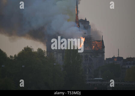 *** FRANCE OUT / STRICTLY NO SALES TO FRENCH MEDIA *** April 15, 2019 - Paris, France: A large fire burns in Notre Dame cathedral of Paris, with the spire about to go up in flames. Stock Photo