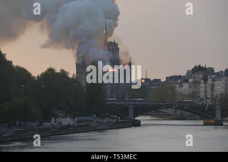 *** FRANCE OUT / STRICTLY NO SALES TO FRENCH MEDIA *** April 15, 2019 - Paris, France: A large fire burns in Notre Dame cathedral of Paris, with the spire about to go up in flames. Stock Photo
