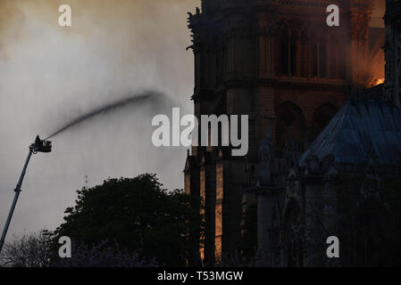 *** FRANCE OUT / STRICTLY NO SALES TO FRENCH MEDIA *** April 15, 2019 - Paris, France: Firemen douse a large fire at Notre Dame cathedral of Paris. Stock Photo