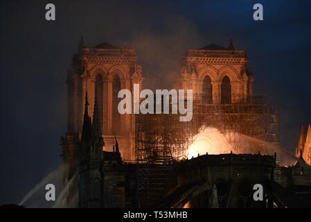 *** FRANCE OUT / STRICTLY NO SALES TO FRENCH MEDIA *** April 15, 2019 - Paris, France: Firemen douse a large fire at Notre Dame cathedral of Paris. Stock Photo