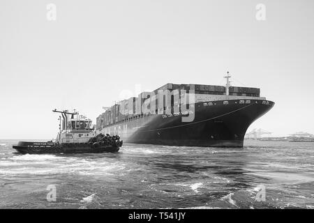 Black And White Photo Of The Container Ship, CMA CGM CENTAURUS, Being Turned Through 180 Degrees By Tug JOHN QUIGG, Before Docking In Long Beach, USA Stock Photo