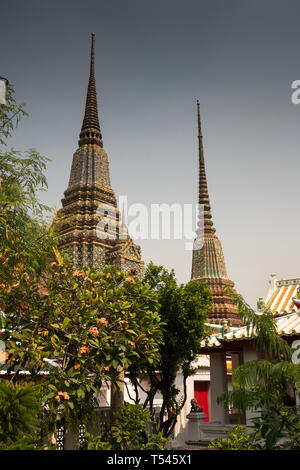 Thailand, Bangkok, Wat Pho, Phra Maha Chedi, Suan Misakawan memorial chedis to royal family from Crocodile Pond Stock Photo