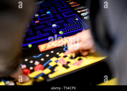 Berlin, Germany. 10th Apr, 2019. A young man plays 'Pac Man' at a vending machine in the exhibition 'Nineties Berlin' at the Alte Münze. Credit: Britta Pedersen/dpa-Zentralbild/dpa/Alamy Live News Stock Photo