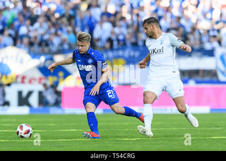 Marco Thiede (KSC) in duels with Luka Tankulic (SV Meppen). GES/Soccer/3rd league: Karlsruher SC - SV Meppen, 20.04.2019 Football/Soccer: 3rd league: Karlsruhe vs Meppen, Karlsruhe, April 20, 2019 | usage worldwide Stock Photo