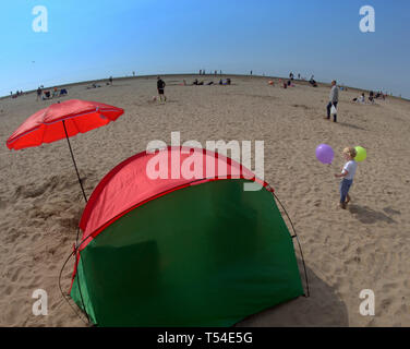 Troon, Ayrshire, Scotland, UK, 20th April, 2019, UK Weather: Record breaking hot weather saw locals and tourists head to south beach Troon on the Ayrshire coast. Credit Gerard Ferry/Alamy Live News Stock Photo