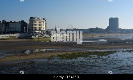 Margate, Kent, UK.  20th  April 2019.  UK Weather: Low tide during warm weather at the seaside near Margate in Kent.  The forecast is for the Easter bank holiday weekend to be even warmer. Credit: Stephen Chung / Alamy Live News Stock Photo