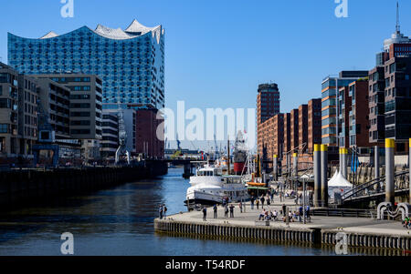 Hamburg, Germany. 21st Apr, 2019. Visitors to Hafencity stroll along the historic ships in the bright sunshine over the Magellan Terraces - the Elbe Philharmonic Hall can be seen in the background. Credit: Axel Heimken/dpa/Alamy Live News Stock Photo