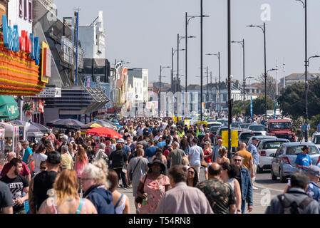 The warm sunny weather has brought large numbers of people and traffic to the Essex seafront town of Southend on Sea. Busy Marine Parade Stock Photo