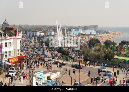 The warm sunny weather has brought large numbers of people and traffic to the Essex seafront town of Southend on Sea. Busy Marine Parade Stock Photo