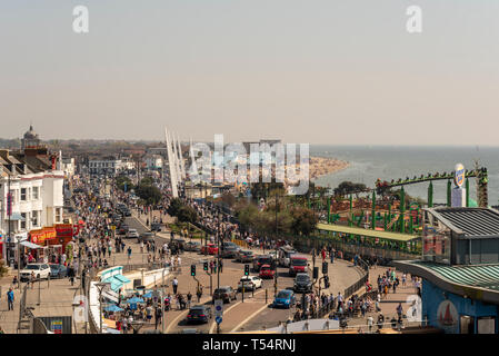 The warm sunny weather has brought large numbers of people and traffic to the Essex seafront town of Southend on Sea. Busy Marine Parade Stock Photo