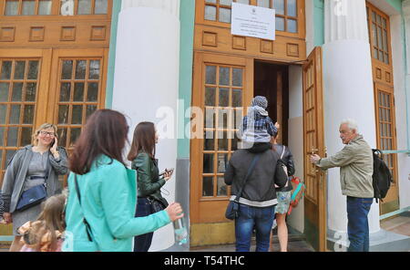 Kiev, Ukraine. 21st Apr, 2019. Voters queue to cast their ballots at a polling station in Kiev, Ukraine, April 21, 2019. Ukrainians began to cast their ballots on Sunday in a second round of the country's presidential election between actor Volodymyr Zelensky and incumbent President Petro Poroshenko. Credit: Chen Junfeng/Xinhua/Alamy Live News Stock Photo