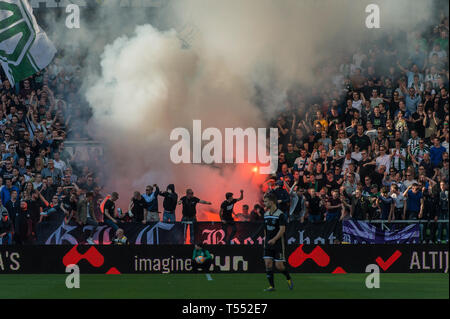 20-04-2019: Voetbal: FC Groningen v Ajax: Groningen Eredivisie 2018 - 2019. publiek, vuurwerk Stock Photo