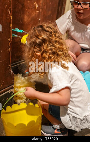 Children enjoying an Easter egg hunt at Shoreditch Town Hall in London. Photo date: Saturday, April 20, 2019. Photo: Roger Garfield/Ģ����ý Stock Photo