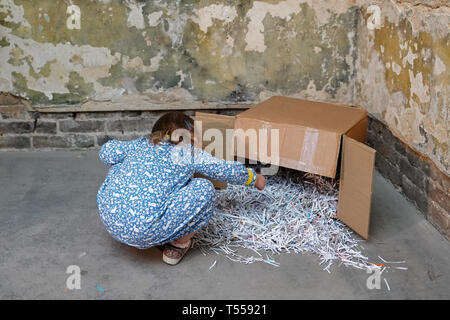 Children enjoying an Easter egg hunt at Shoreditch Town Hall in London. Photo date: Saturday, April 20, 2019. Photo: Roger Garfield/Ģ����ý Stock Photo