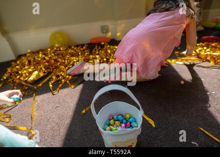 Children enjoying an Easter egg hunt at Shoreditch Town Hall in London. Photo date: Saturday, April 20, 2019. Photo: Roger Garfield/Ģ����ý Stock Photo
